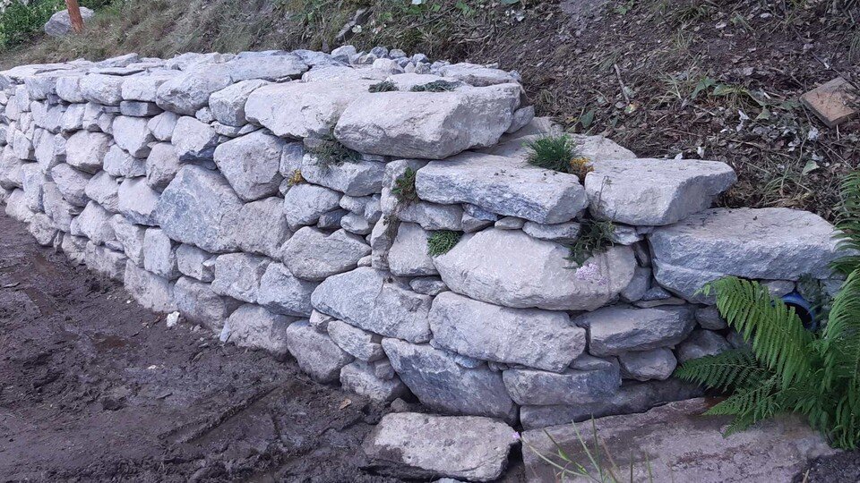 Trockensteinmauernkurs in Lans